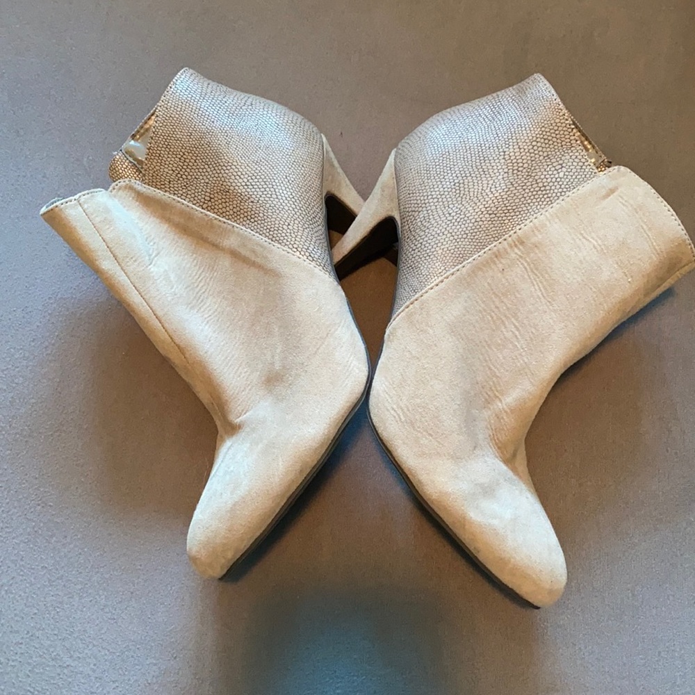 3 for $20 💜 EXPRESS Size 9 Gray Booties